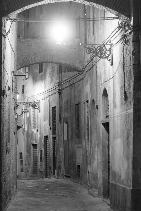 Fototapete Schwarz-weiße Gasse in der Nacht