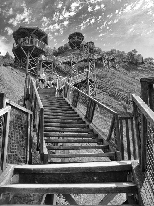 Fototapete Schwarz weiße Holztreppe