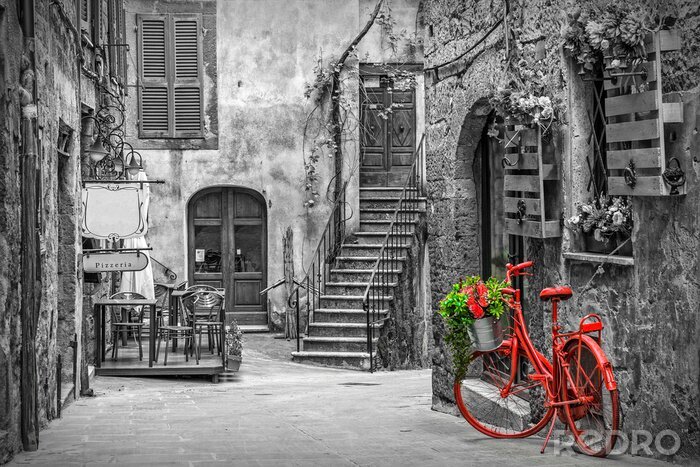 Fototapete Schwarz-weiße toskanische Kleinstadt mit rotem Element