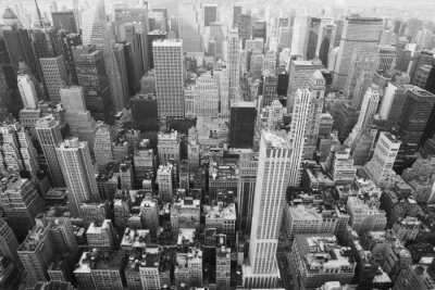 Fototapete Schwarz-weißer Blick auf hohe Gebäude