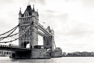 Schwarz-weißer Blick auf Tower Bridge