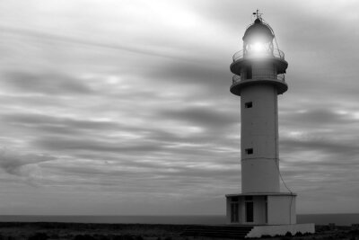 Schwarz-weißer Leuchtturm auf Balearen