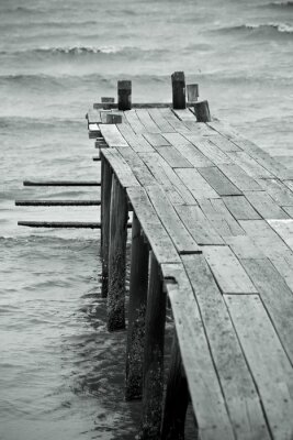 Fototapete Schwarz-weißer Steg am Meer