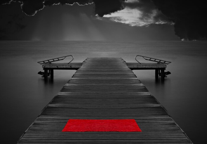 Fototapete Schwarz-weißer Steg mit rotem Handtuch