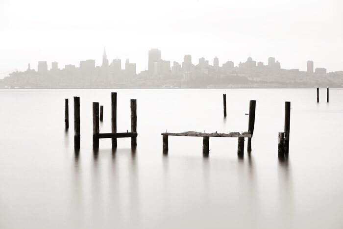 Fototapete Schwarz-weißer zerstörter Steg