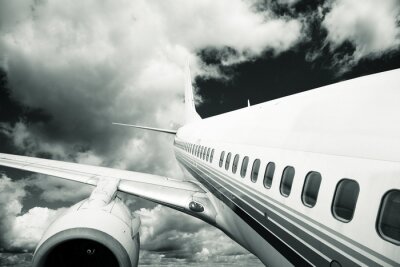 Fototapete Schwarz-weißes Flugzeug im Flug