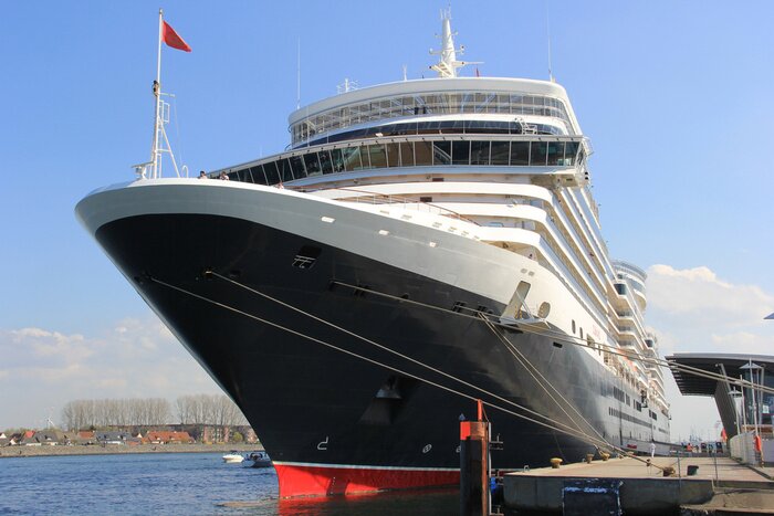 Fototapete Schwarz-weißes Kreuzfahrtschiff