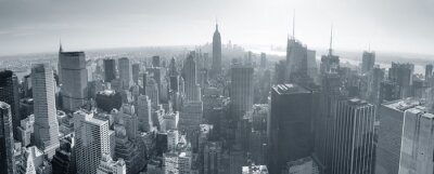 Schwarz-weißes Panorama mit der Stadt