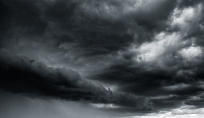 Schwarze Wolken und Sturm