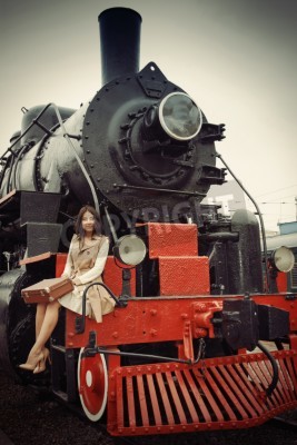 Fototapete Schwarzer Retro-Zug und Frau