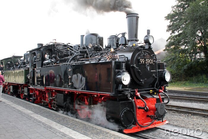 Fototapete Schwarzer Zug auf dem Bahnsteig