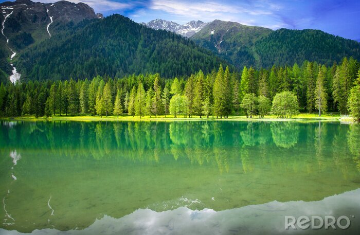 Fototapete See auf der Landschaft von Alpen