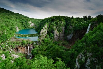 Seen und Wasserfälle auf der Landschaft