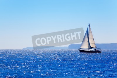 Fototapete Segelboot auf azurblauem Wasser