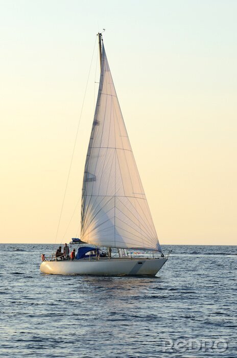 Fototapete Segelboot auf dem Wasser am Abend