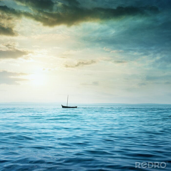 Fototapete Segelboot auf himmelblauem Wasser