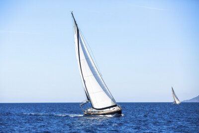 Segelboot auf himmelblauen Wellen