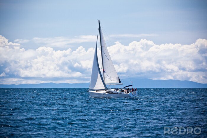 Fototapete Segelboot auf hoher See in der Sonne