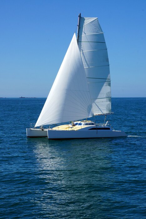 Fototapete Segelboot auf See an einem Sommertag