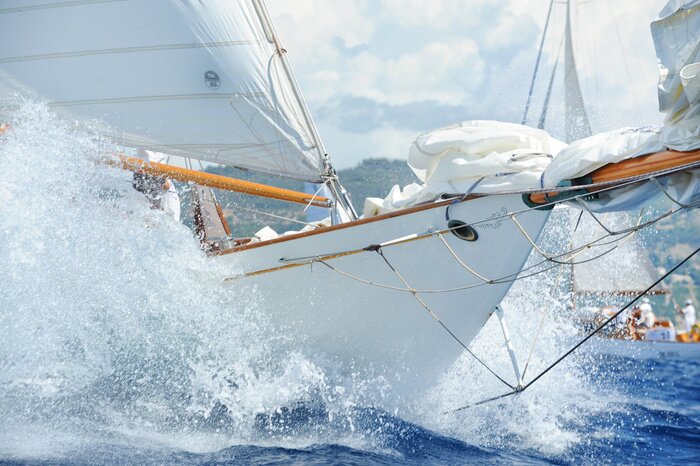 Fototapete Segelboot auf See, das ins Wasser fällt