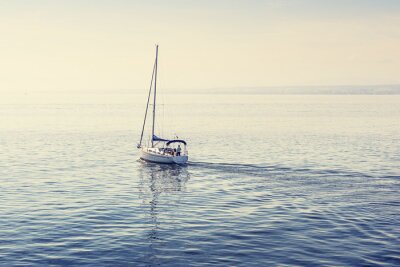 Fototapete Segelboot auf stillem Meer