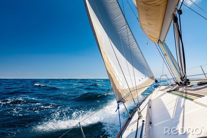Fototapete Segelboot auf Wasser blauer Hintergrund