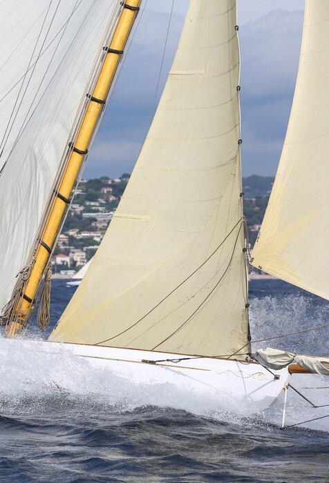 Fototapete Segelboot auf Wasser Stadthintergrund