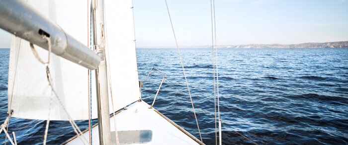 Fototapete Segelboot Festland im Hintergrund