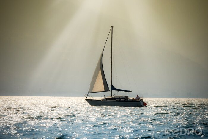 Fototapete Segelboot in Sonnenstrahlen