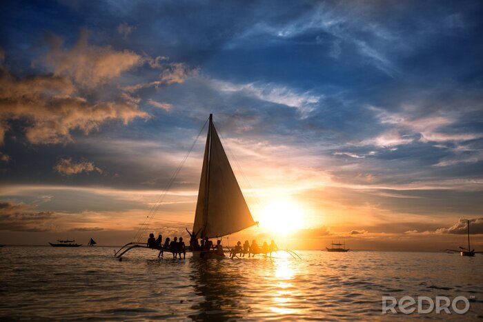 Fototapete Segelboot in Sonnenuntergang mit Touristen