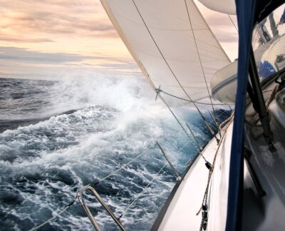 Fototapete Segelboot inmitten von Meer und Wellen