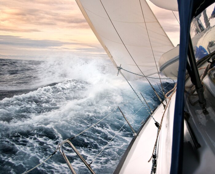 Fototapete Segelboot inmitten von Meer und Wellen