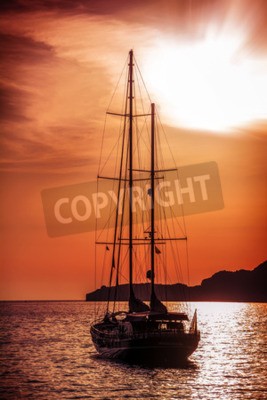 Fototapete Segelboot mit der untergehenden Sonne