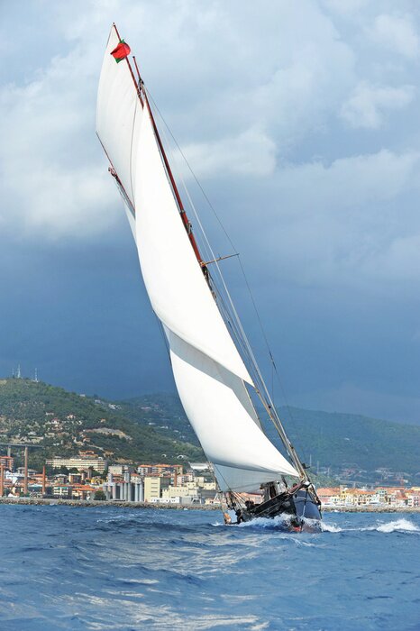 Fototapete Segelboot mit Insel im Hintergrund