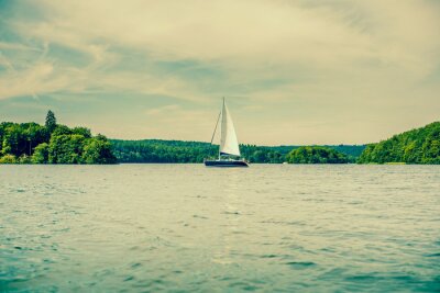 Fototapete Segelboot mit Natur im Hintergrund