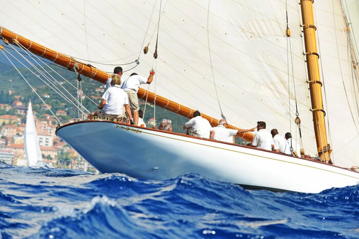 Fototapete Segelboot mit Touristen in Sonnenstrahlen