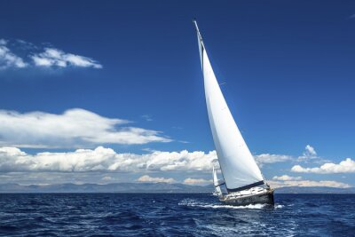Fototapete Segelboot mit Wolken im Hintergrund