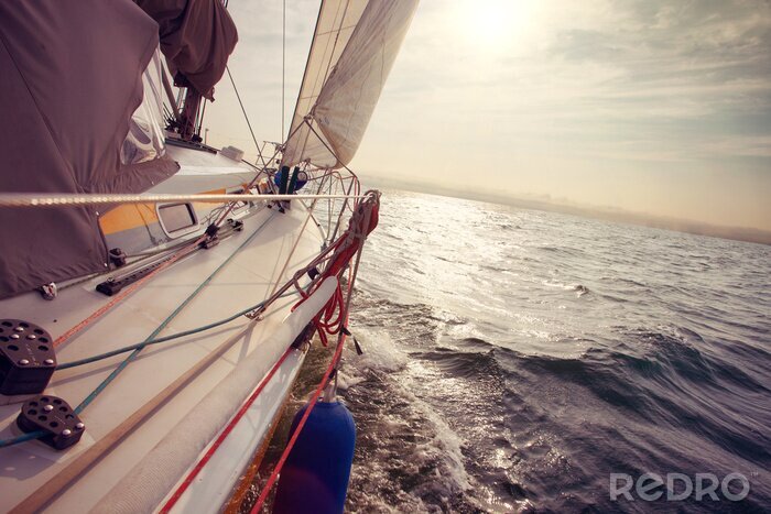 Fototapete Segelboot mitten auf dem Meer und Wind