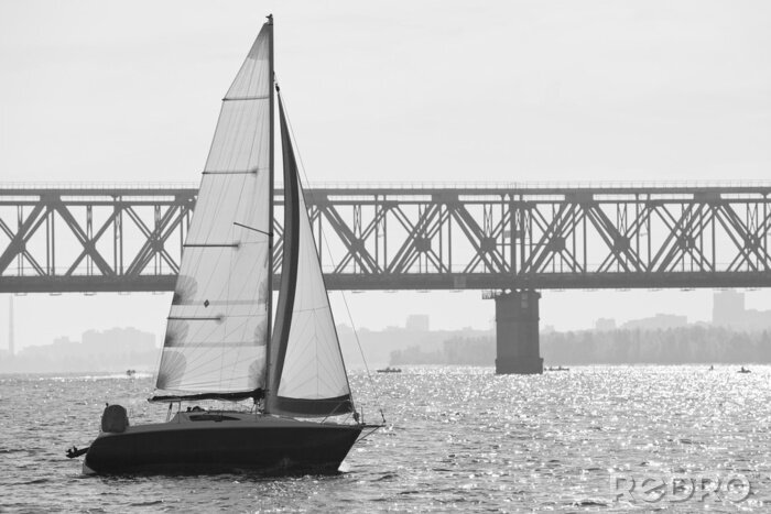 Fototapete Segelboot Schwarz Weiß und Brücke