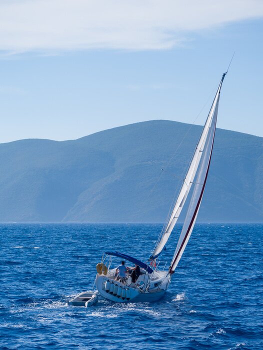 Fototapete Segelboot und Berg im Hintergrund
