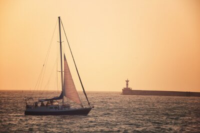 Fototapete Segelboot und Leuchtturm im Hintergrund