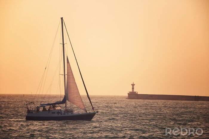 Fototapete Segelboot und Leuchtturm im Hintergrund