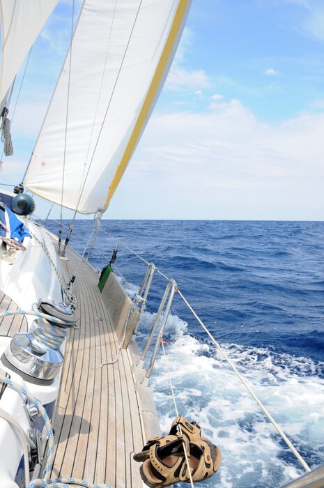 Fototapete Segelboot und Wellen auf Meer