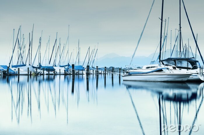Fototapete Segelboote auf stillem Wasser