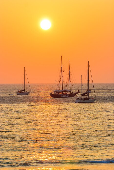 Fototapete Segelboote bei Sonnenuntergang in Thailand