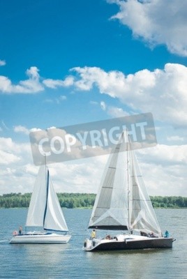 Fototapete Segelboote mit Waldhintergrund