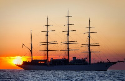 Fototapete Segelschiff bei Sonnenuntergang