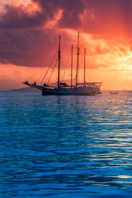 Fototapete Segelschiff in magischer Landschaft