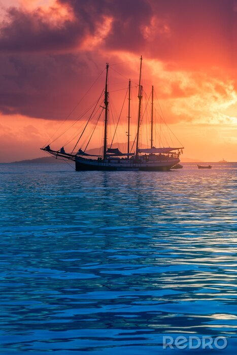 Fototapete Segelschiff in magischer Landschaft