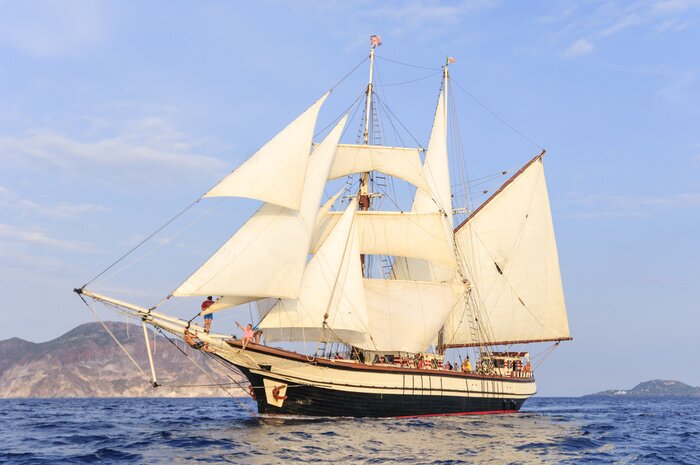 Fototapete Segelschiff mit Inseln im Hintergrund